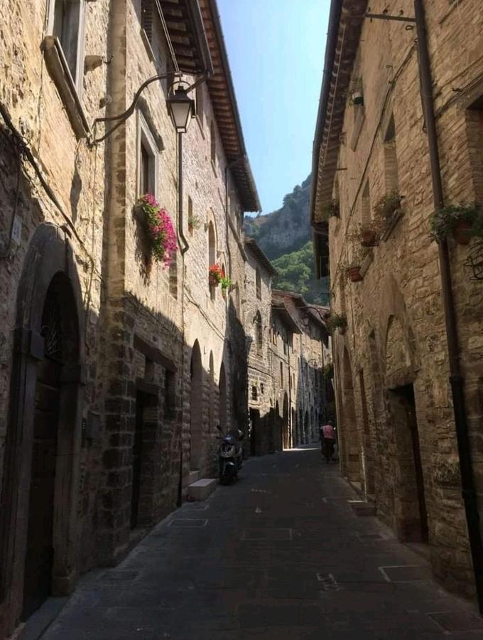 Appartement La Dimora Di Pietra à Gubbio Extérieur photo
