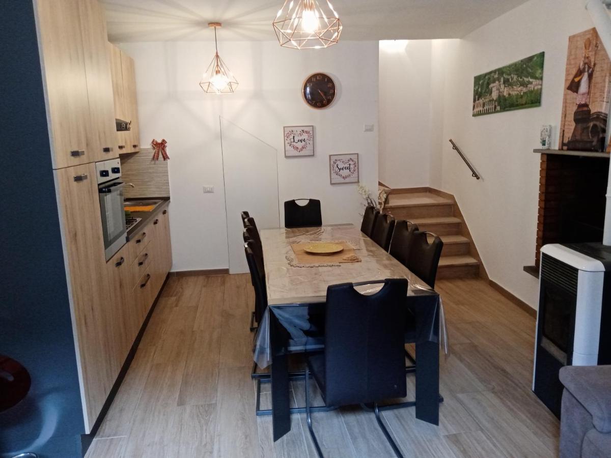 Appartement La Dimora Di Pietra à Gubbio Extérieur photo