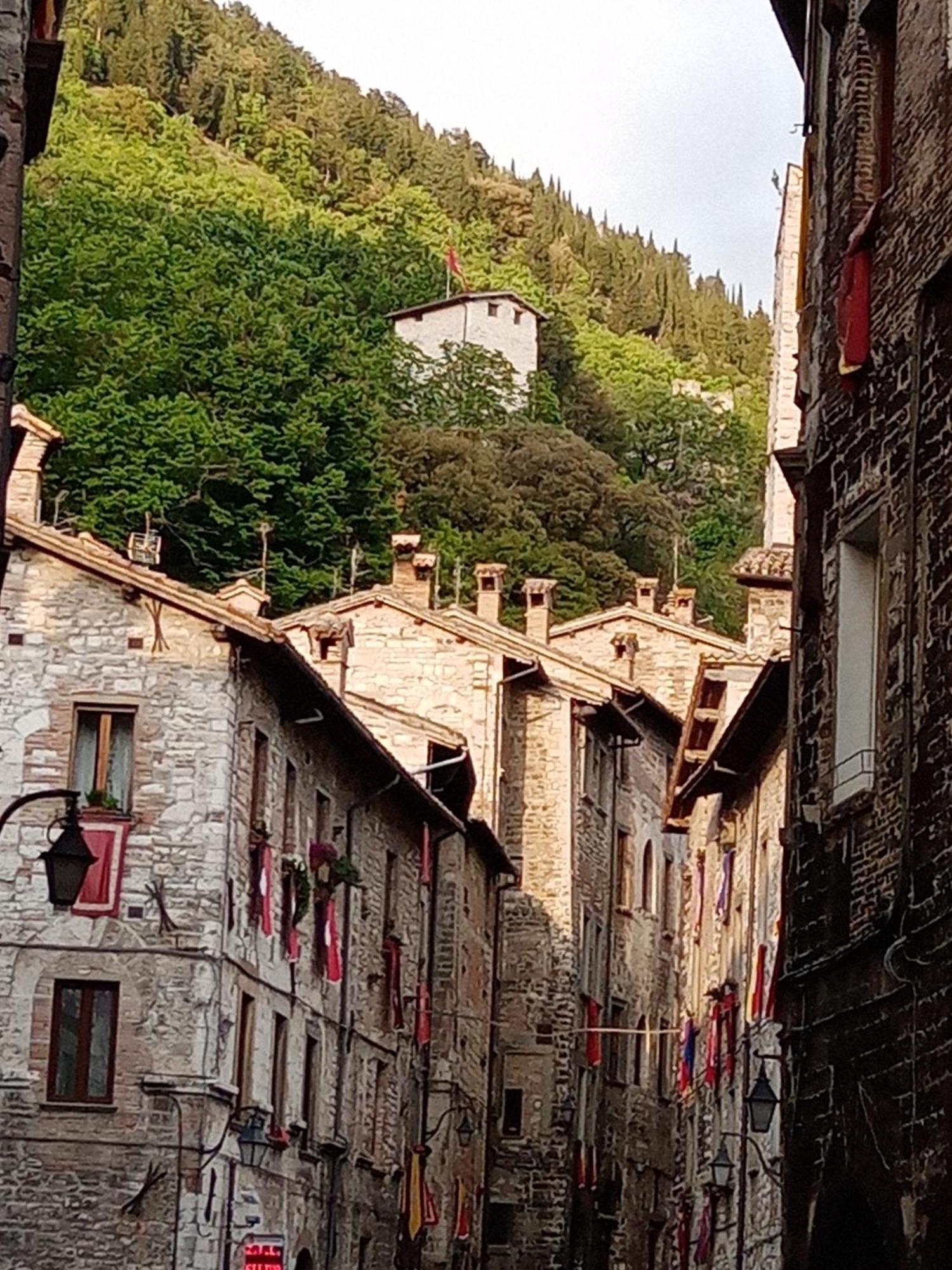 Appartement La Dimora Di Pietra à Gubbio Extérieur photo