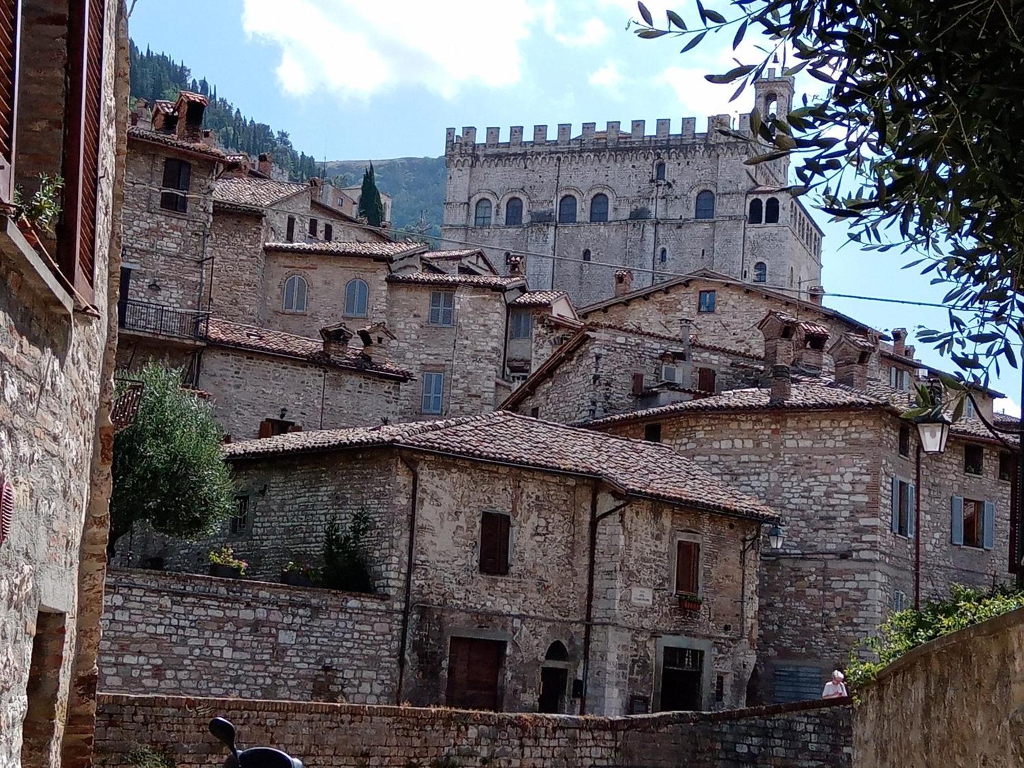 Appartement La Dimora Di Pietra à Gubbio Extérieur photo