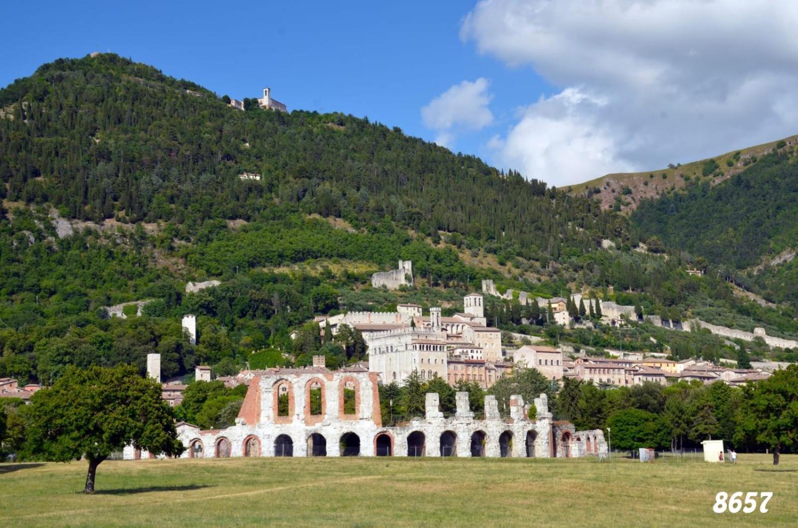 Appartement La Dimora Di Pietra à Gubbio Extérieur photo