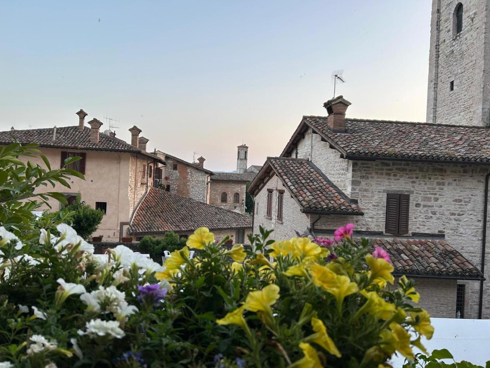 Appartement La Dimora Di Pietra à Gubbio Extérieur photo